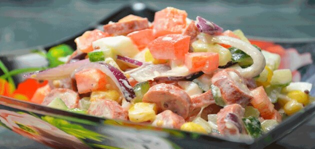 Вкусный и яркий салат с охотничьими колбасками